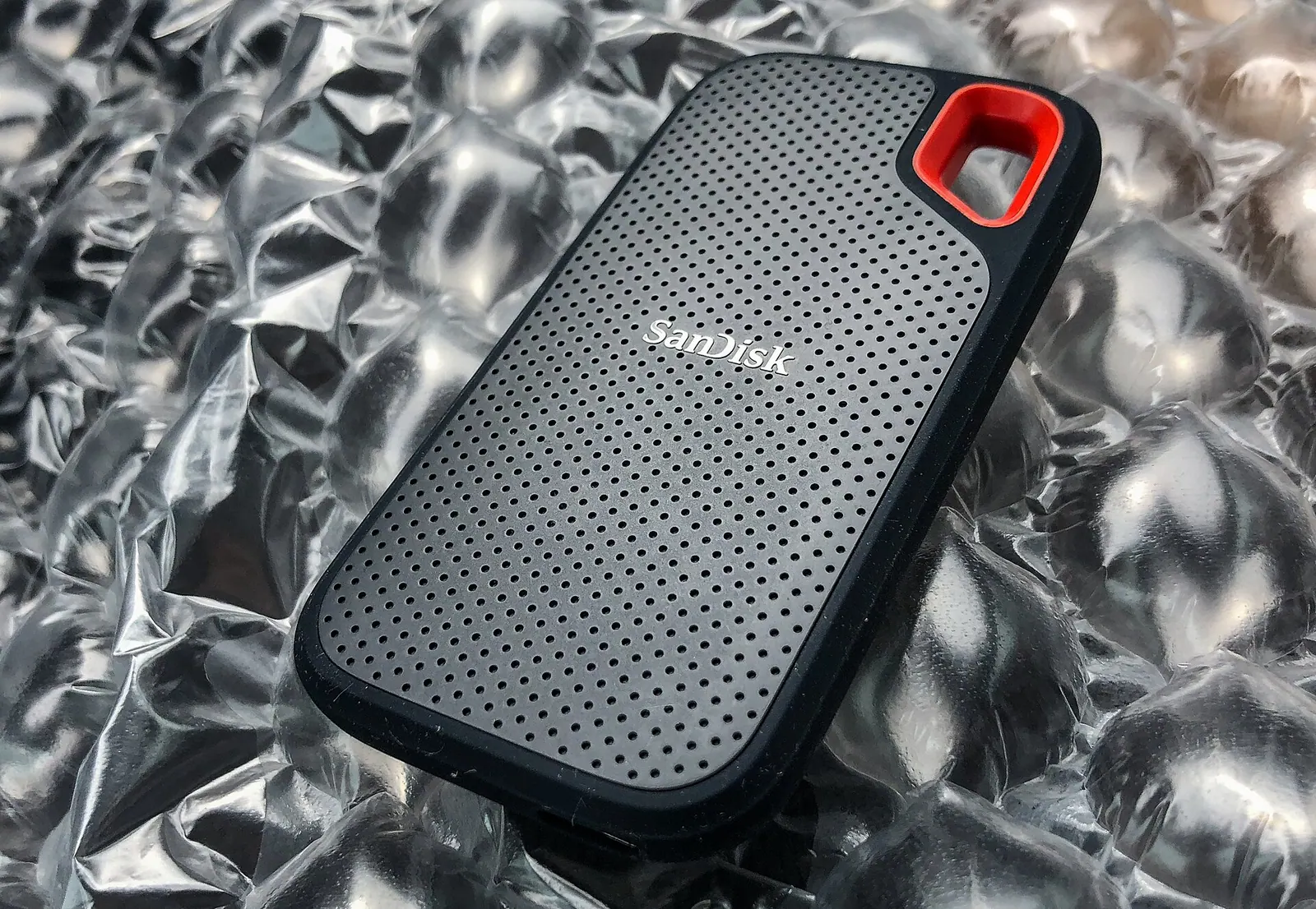 SSD di động SanDisk Extreme với vỏ cao su và móc treo màu cam