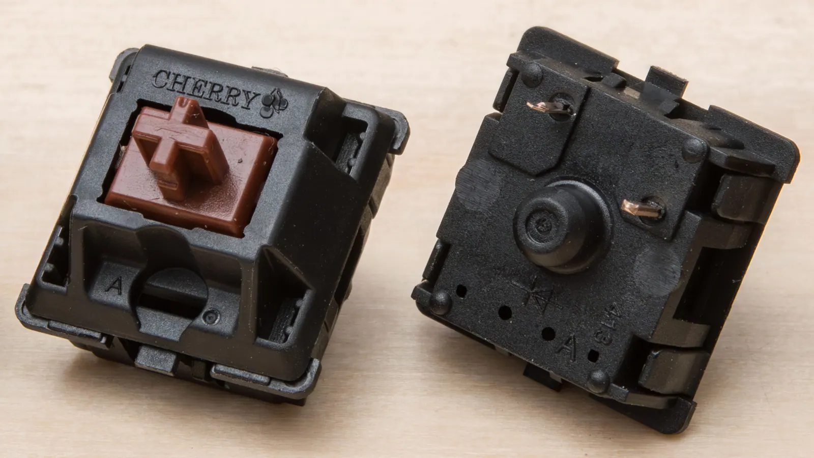 Switch Cherry MX Brown với stem màu nâu, mặt trước và mặt đáy