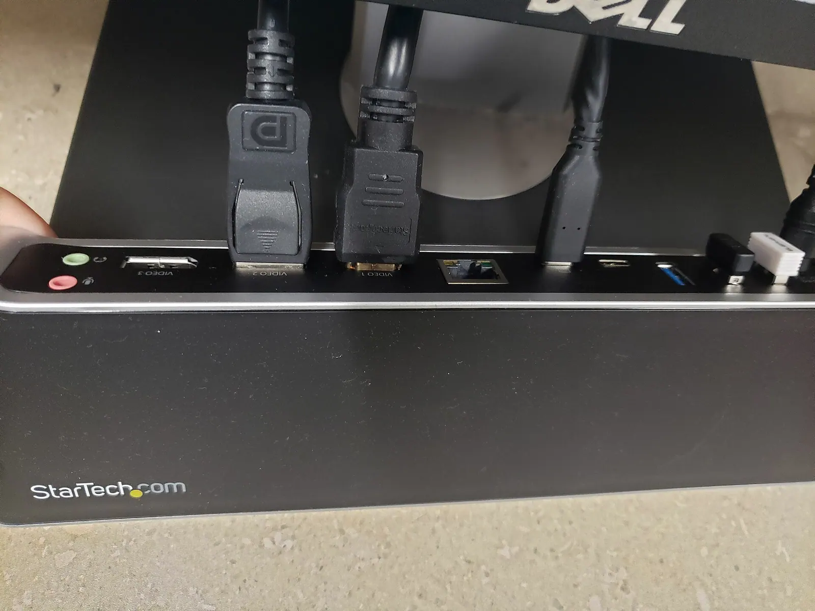 Mặt sau một dock có hai cổng DisplayPort, một HDMI, cổng mạng RJ45, USB-C và USB-A