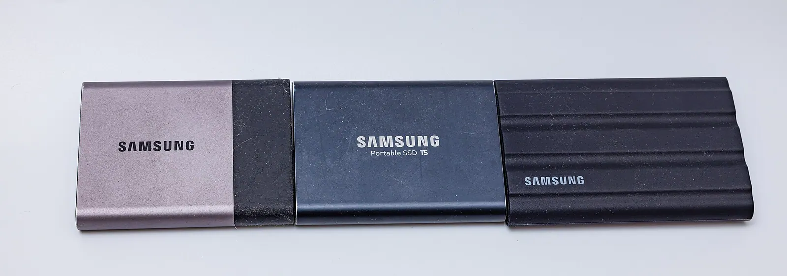 Ba thế hệ SSD di động Samsung T3, T5 và T7 Shield đặt cạnh nhau