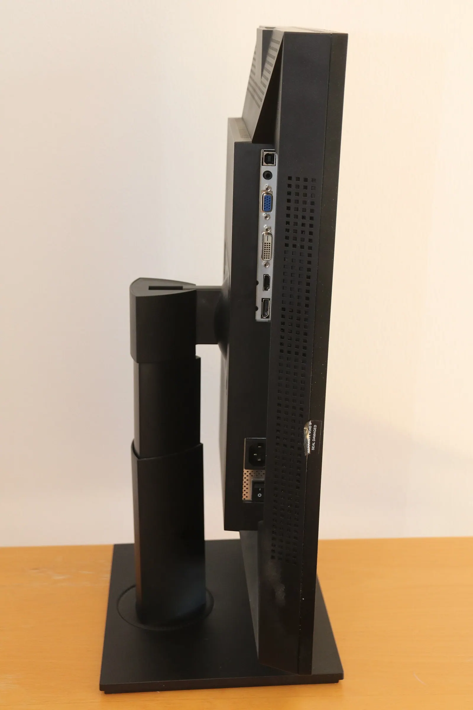 Nhìn ngang màn hình Asus ProArt đặt dọc: trụ chân đế nâng hạ và khớp xoay phía sau