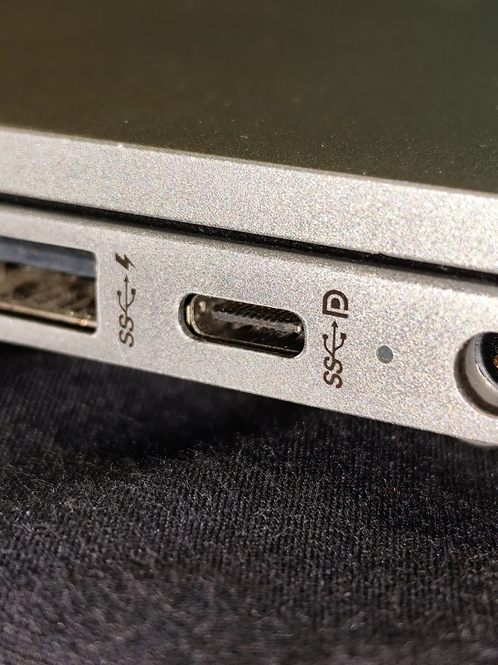 Cổng USB-C SuperSpeed trên laptop, cạnh cổng Thunderbolt