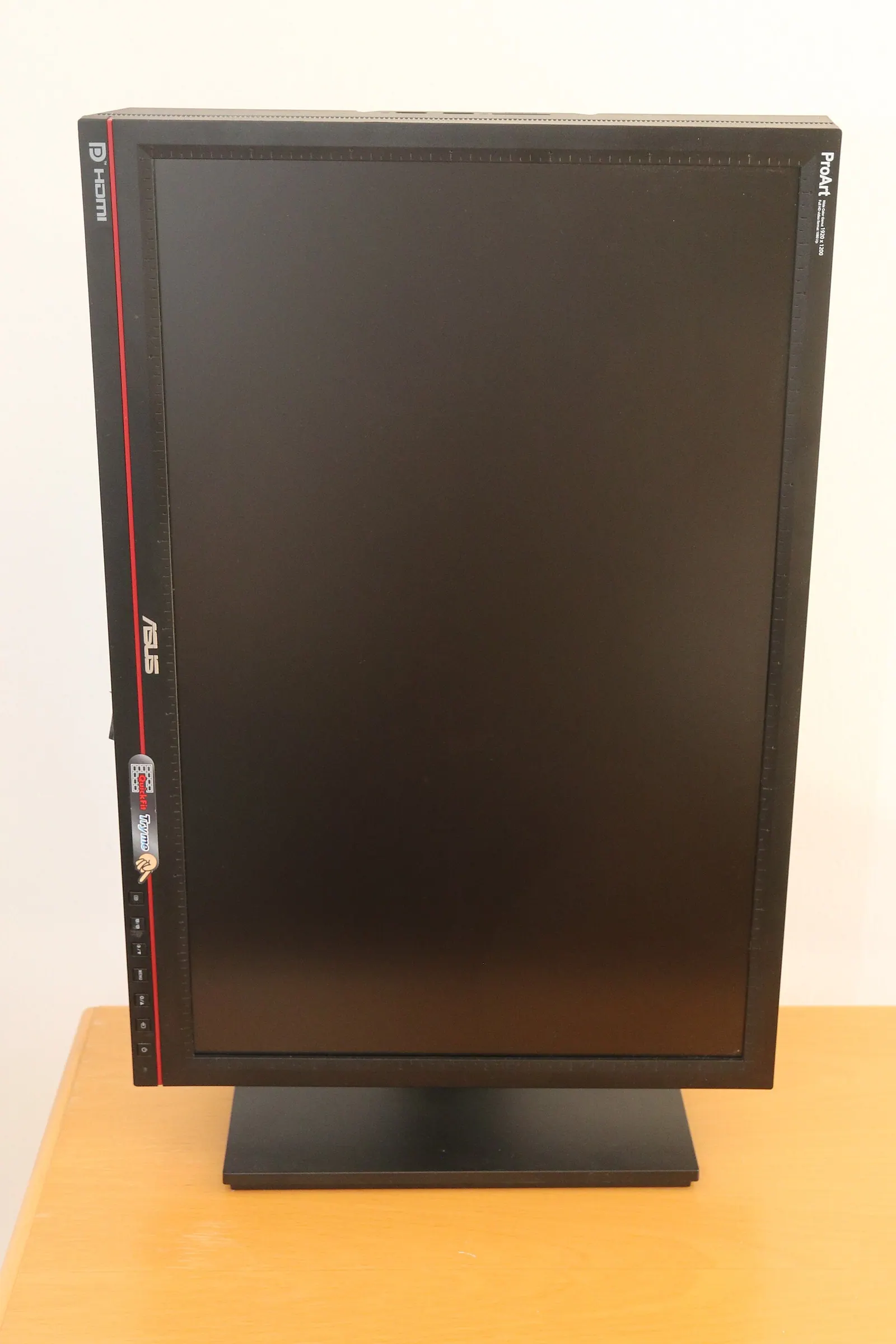 Màn hình Asus ProArt đã xoay dọc trên chân đế pivot nguyên bản