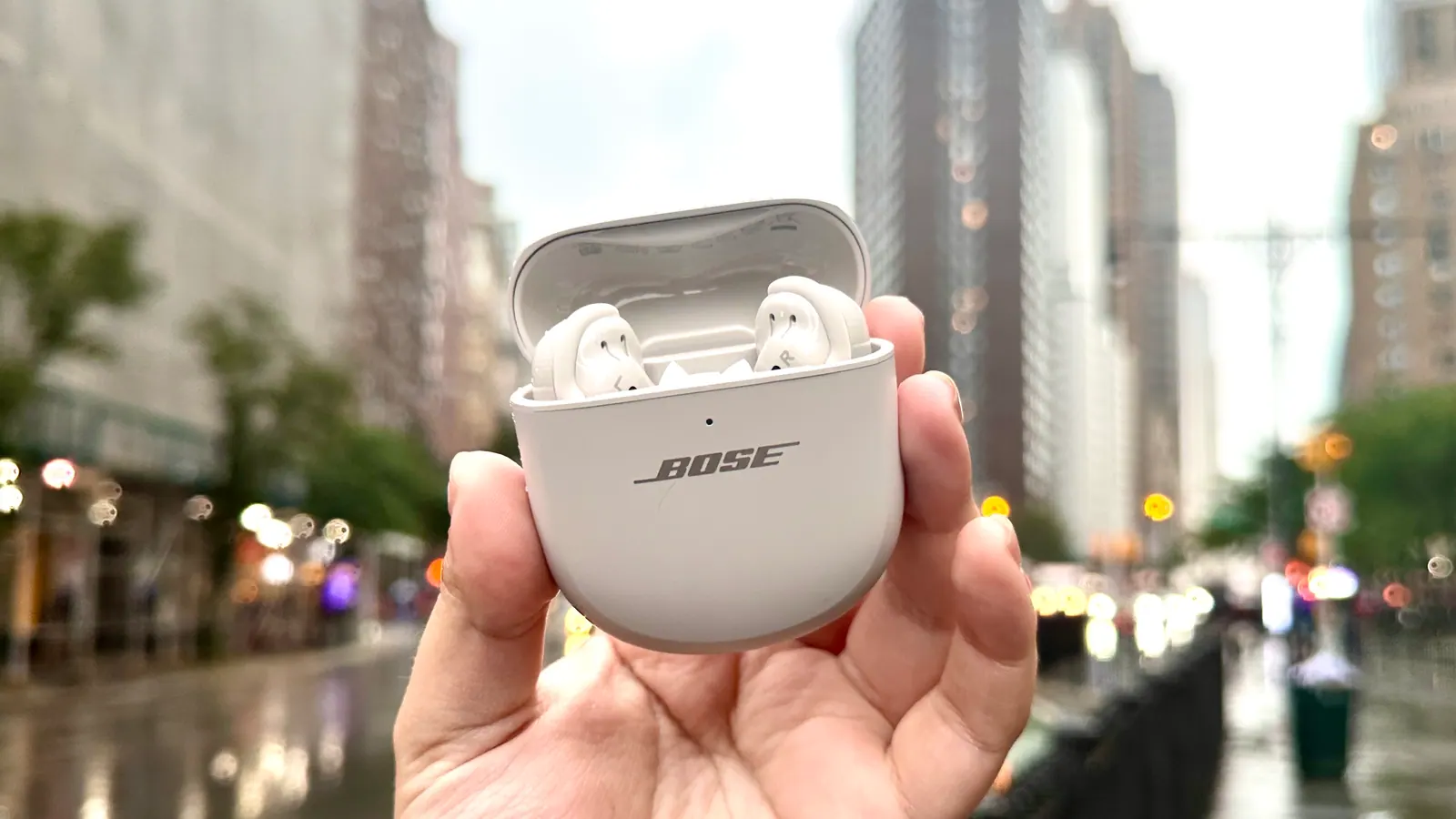 Tai nghe true wireless có chống ồn chủ động trong hộp sạc