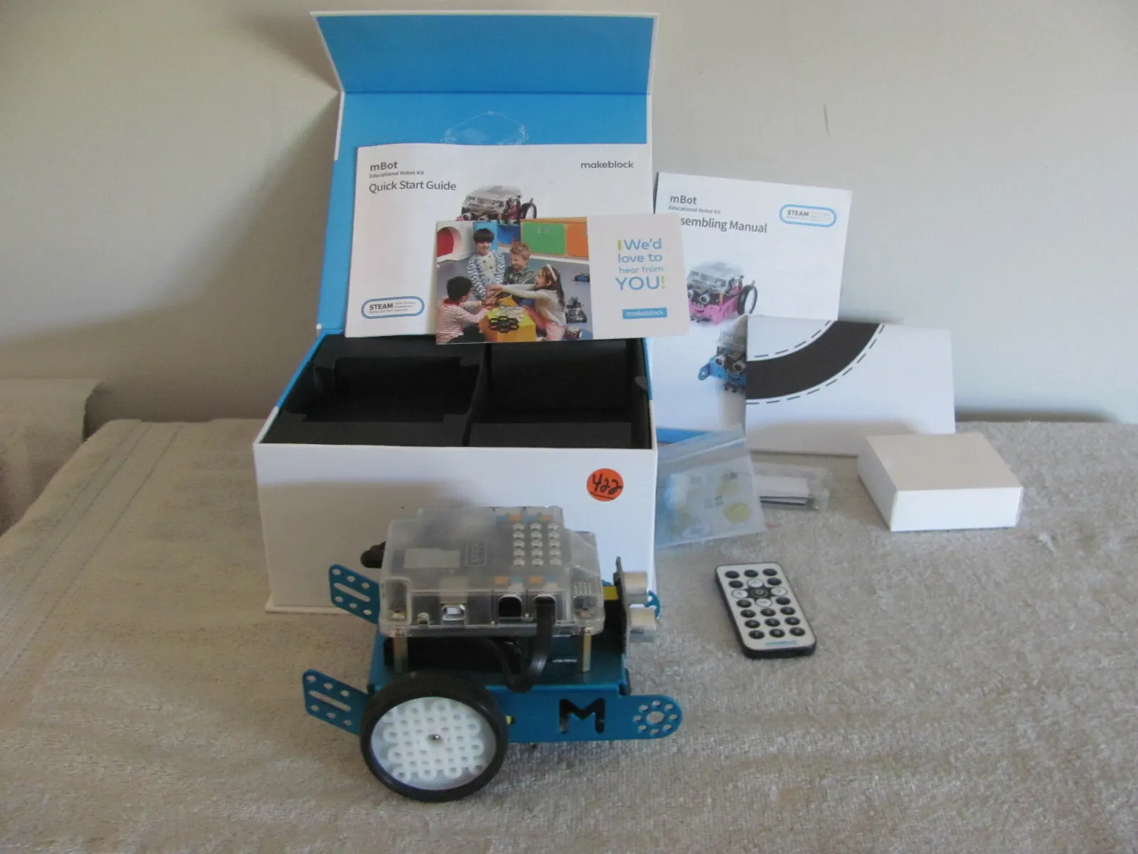 Bộ robot giáo dục mBot của Makeblock lắp sẵn cùng hộp, sách hướng dẫn và điều khiển hồng ngoại