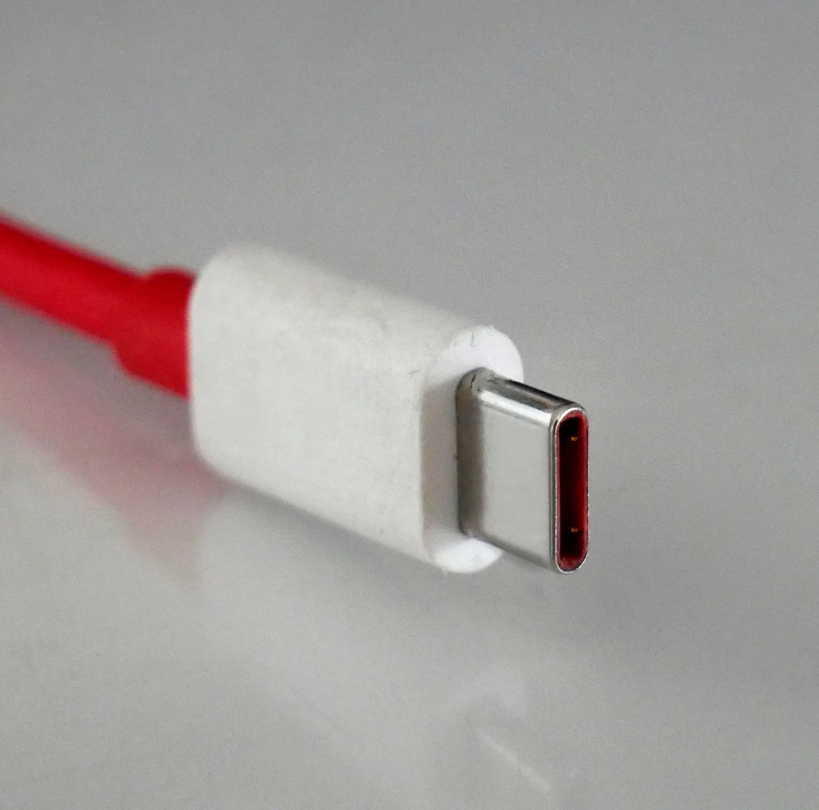 Đầu cắm USB-C nhìn cận cảnh, bên trong có 24 chân tiếp xúc