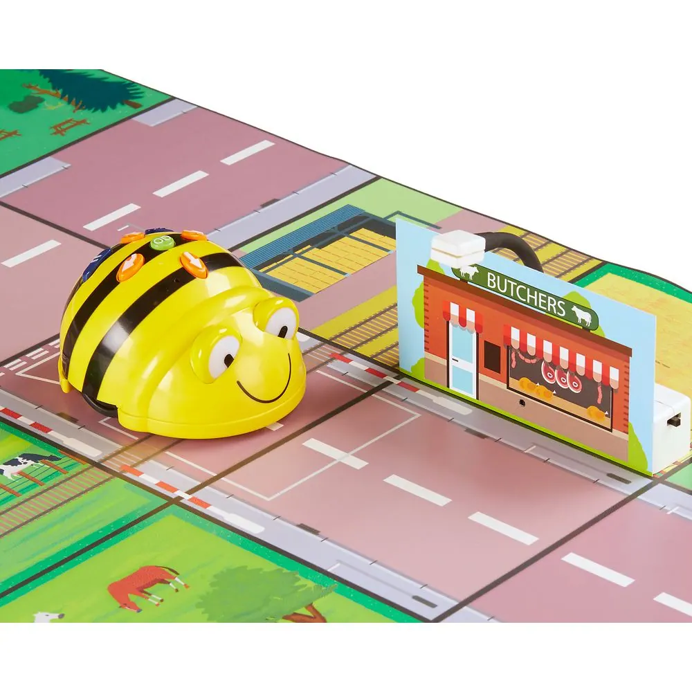 Robot Bee-Bot di chuyển theo ô trên thảm bản đồ thành phố