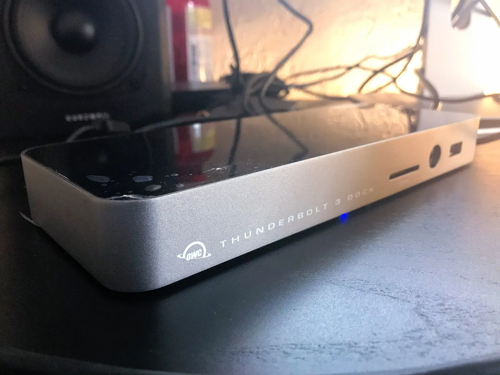 Dock Thunderbolt 3 để trên bàn, loại dock có nguồn riêng chuyên cho bàn làm việc cố định