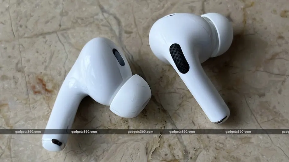 Cặp tai nghe AirPods Pro, một trong các mẫu hỗ trợ tính năng Live Translation trên iOS 26
