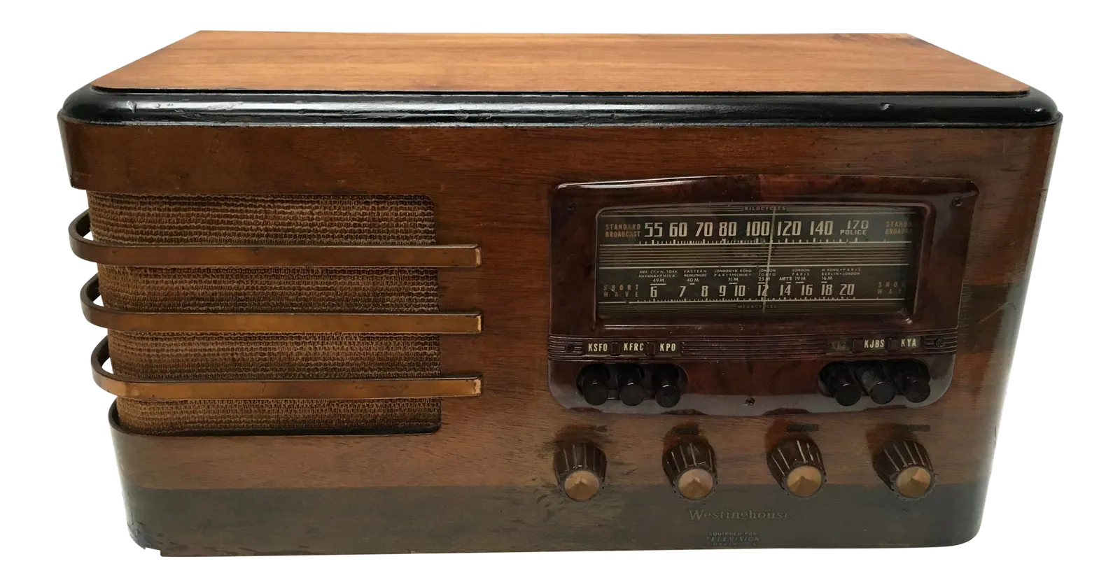 Một chiếc radio đèn điện tử vỏ gỗ cổ, thế hệ máy thu đã sử dụng mạch tự động điều chỉnh âm lượng