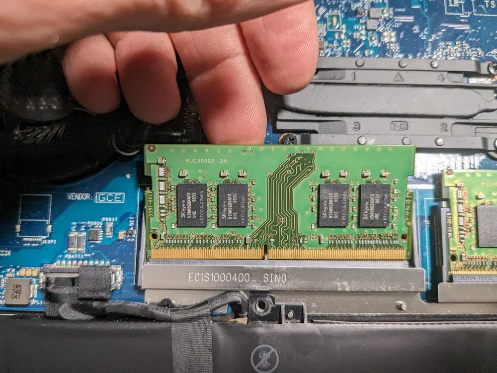 Thanh RAM laptop loại SO-DIMM đang được lắp vào khe trên bo mạch