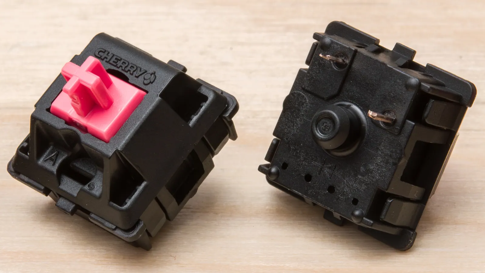Switch Cherry MX Silent Red với stem màu hồng, bản linear có đệm giảm tiếng chạm đáy
