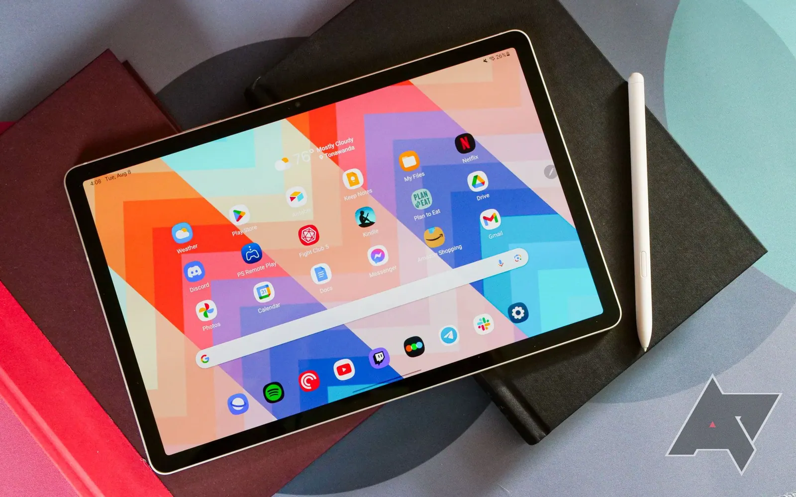 Máy tính bảng Android màn hình lớn đặt trên bàn kèm bút cảm ứng