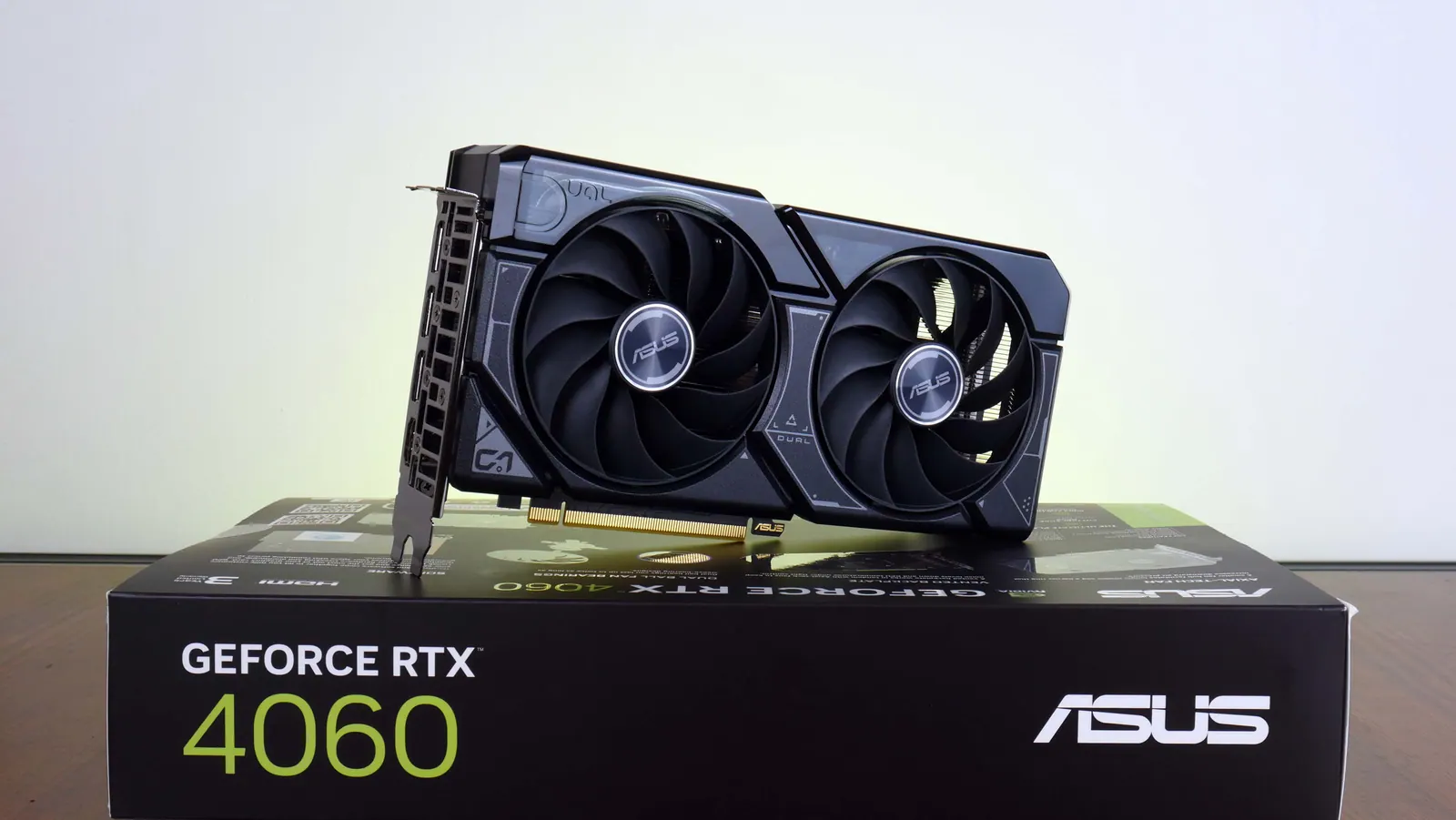 Card đồ hoạ GeForce RTX 4060 bản 8 GB VRAM đặt trên hộp