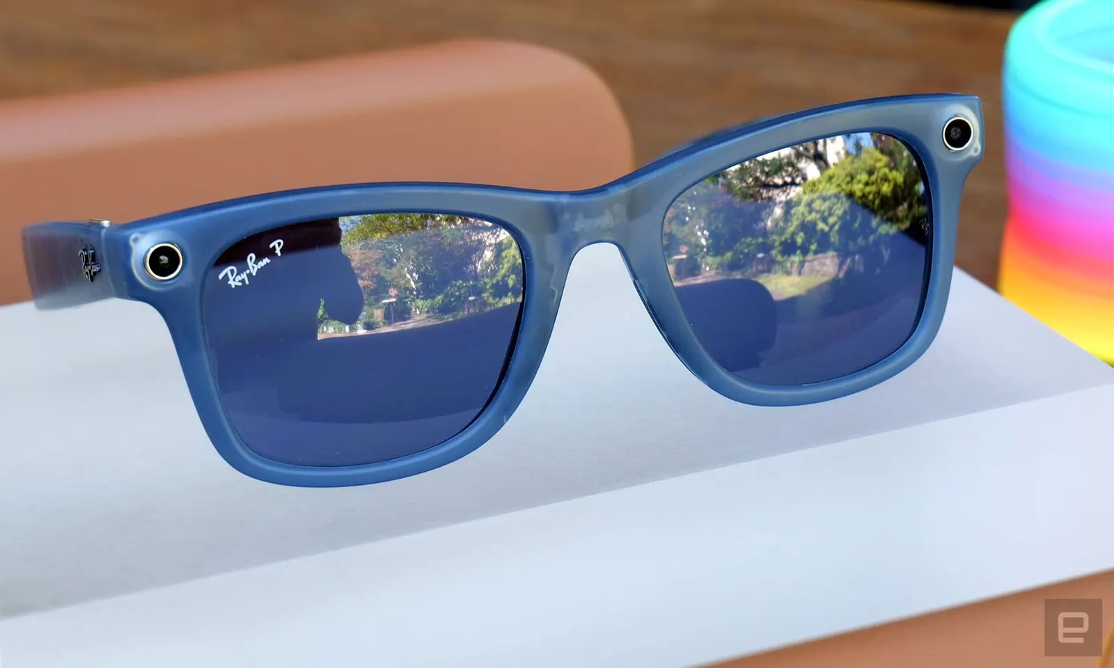 Kính Ray-Ban Meta nhìn từ phía trước với hai lỗ tròn ở hai góc gọng: một bên là camera, bên kia là đèn báo