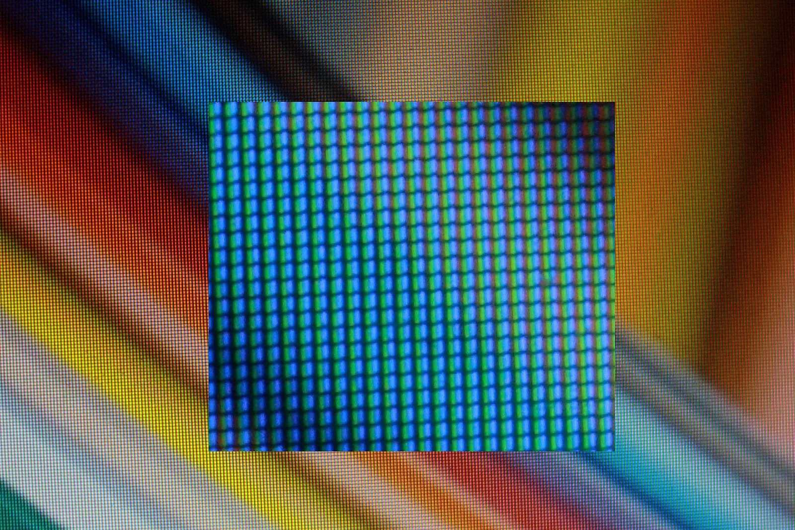 Ảnh macro điểm ảnh LCD, mỗi điểm gồm ba điểm con đỏ, xanh lá, xanh dương